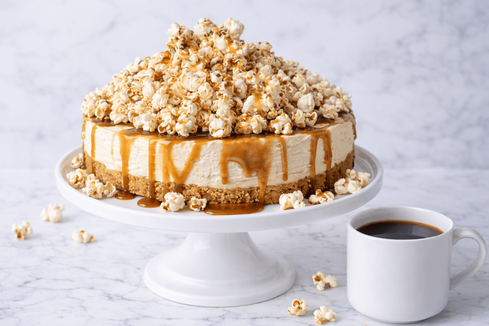 Sernik z karmelem i popcornem